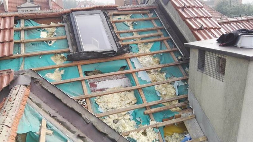 Zniszczenia po kunach na dachu