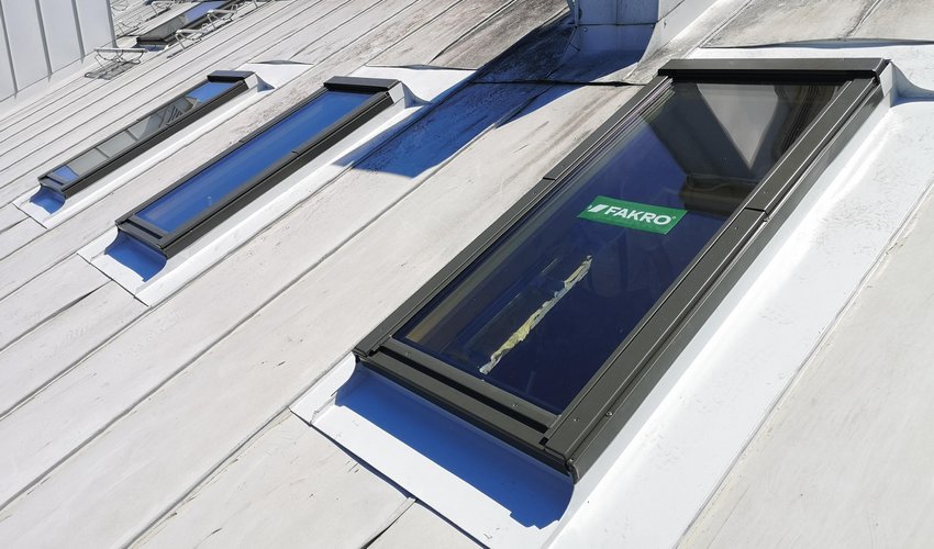 Montaż okien Fakro na białym dachu